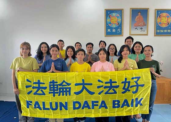 Image for article Bali, Indonésie : De jeunes pratiquants sensibilisent au Falun Dafa