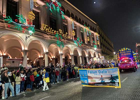 Image for article Mexique : Le Falun Dafa rayonne de lumière et d’espoir lors du défilé de Noël 2024