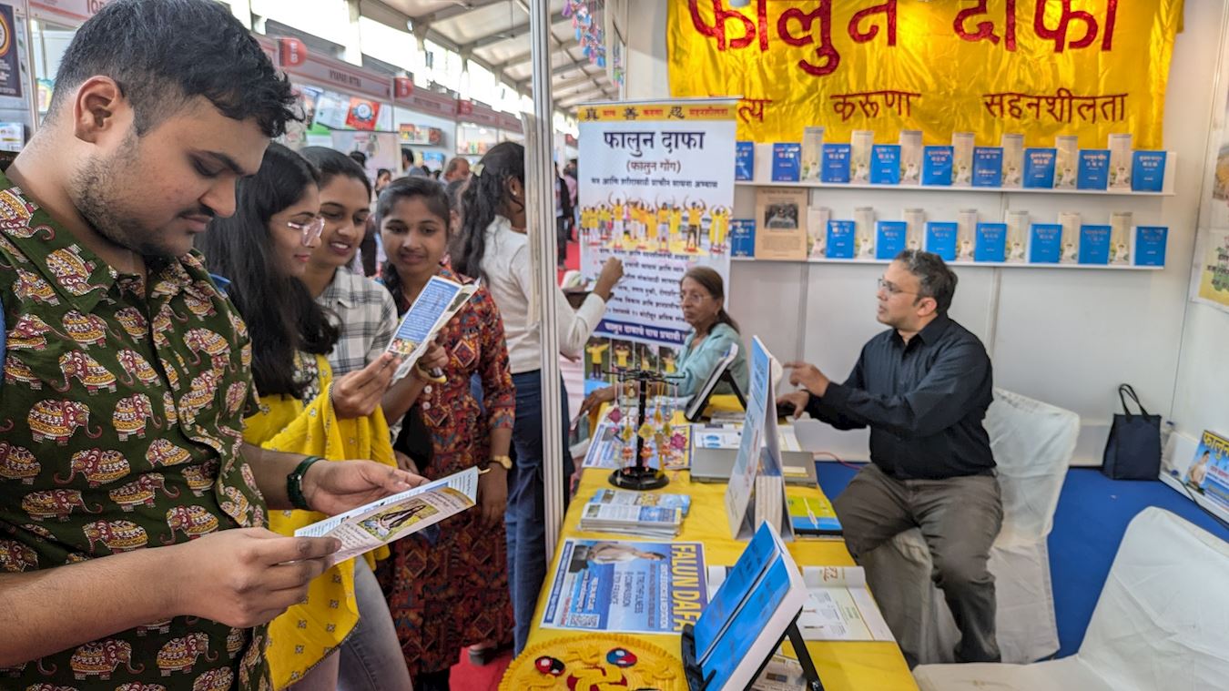 Image for article Inde : Le stand du Falun Dafa attire des visiteurs au Salon du livre de Pune