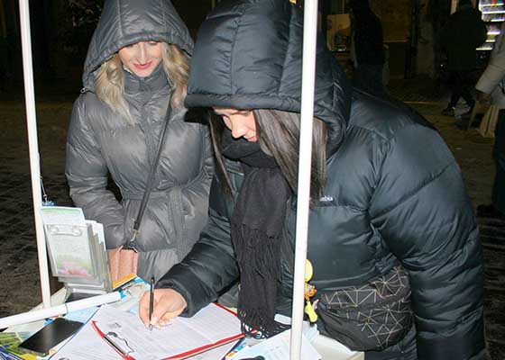 Image for article Roumanie : Les gens font l’éloge des principes du Falun Dafa lors d’un événement à Brasov