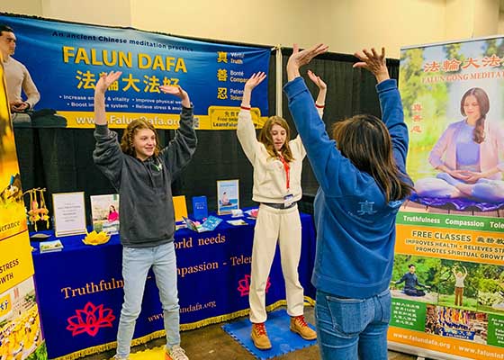 Image for article Canada : Présentation du Falun Dafa au Salon du bois de Toronto