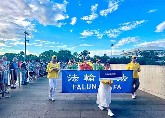 Image for article Adélaïde, Australie : Le groupe du Falun Dafa transmet la beauté et la paix intérieure lors du défilé de la fête nationale australienne