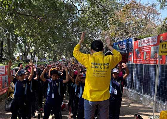 Image for article Inde : Les gens s’informent sur le Falun Dafa lors de l’exposition florale de Lalbagh à Bengaluru