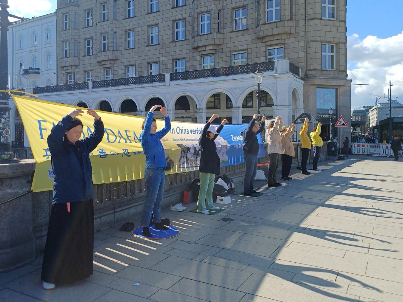 Image for article Hambourg, Allemagne : La population soutient le Falun Dafa lors d’une activité commémorant l’Appel pacifique de 1999