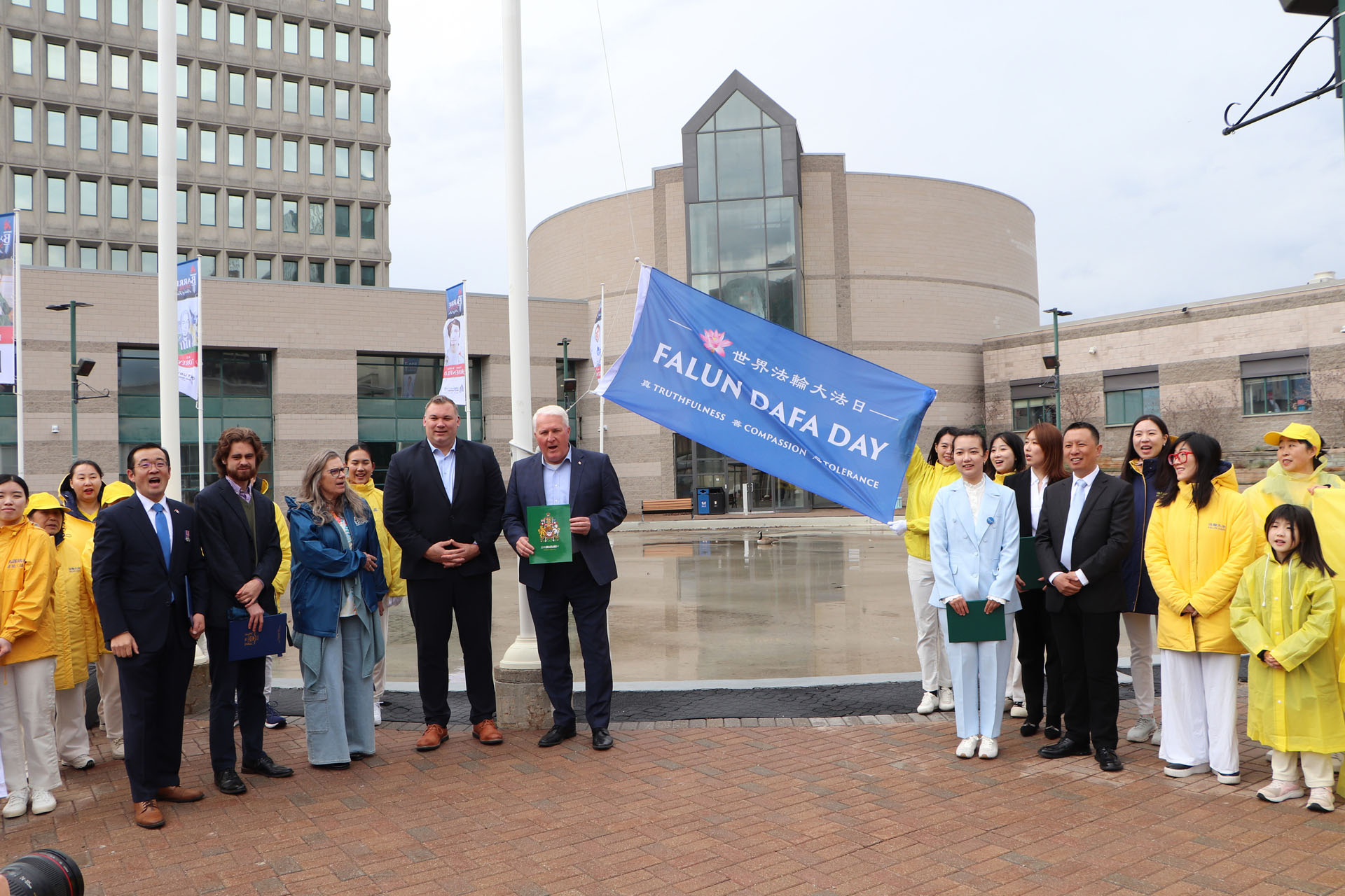 Image for article Levée du drapeau à Barrie, au Canada, à l’occasion de la Journée mondiale du Falun Dafa de 2025
