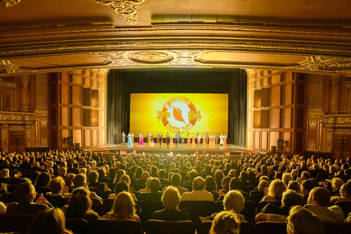Image for article Le public du monde entier est ému par la spiritualité de Shen Yun : « Cela touche l’âme de la vie »