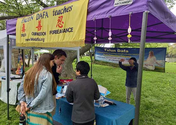 Image for article Missouri, États-Unis : Présentation du Falun Dafa au Festival du Jour de la Terre de Saint-Louis