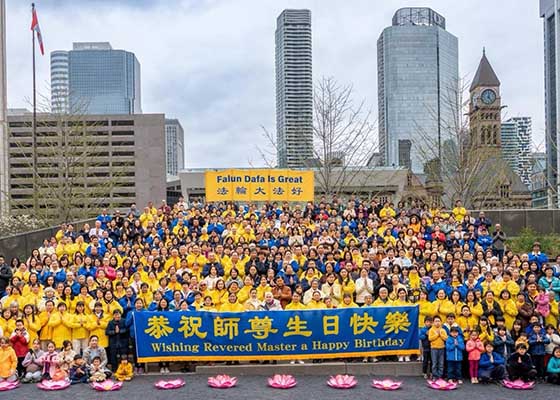 Image for article Canada : Des pratiquants à Toronto remercient Maître Li de les guider pour élever de bons enfants
