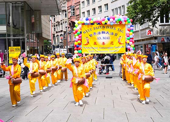 Image for article Francfort : Les pratiquants célèbrent la Journée mondiale du Falun Dafa avec le public