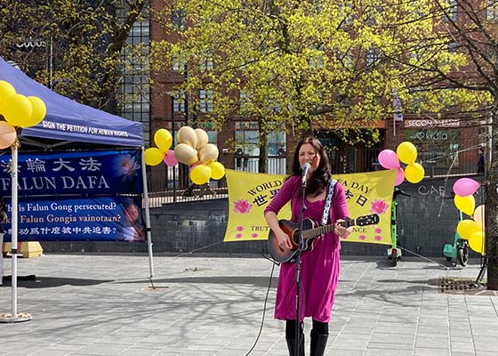Image for article Les pratiquants de Falun Dafa en Finlande célèbrent la Journée mondiale du Falun Dafa