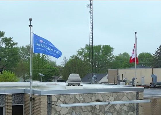 Image for article Canada : Le drapeau de la Journée mondiale du Falun Dafa hissé dans deux villes
