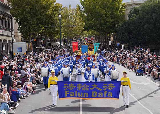 Image for article Australie : L’organisateur du défilé de Pâques félicite les pratiquants de Falun Dafa pour la bonté et l’espoir dont ils font preuve