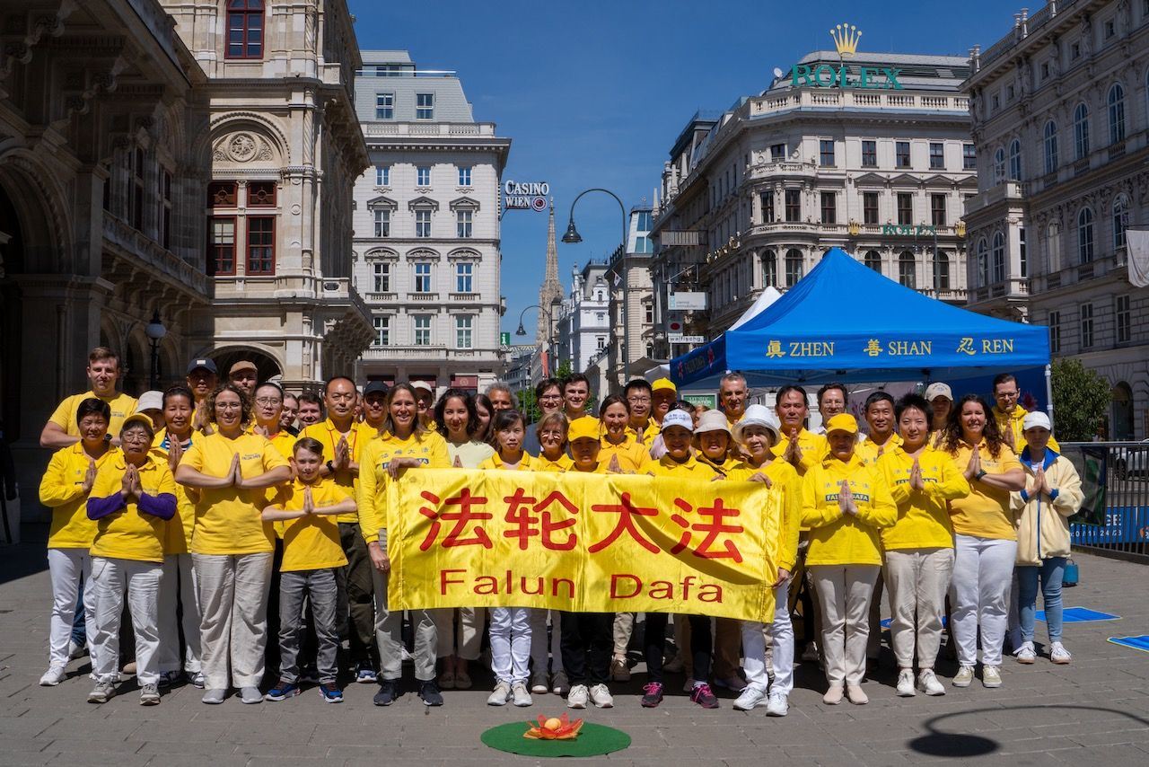 Image for article Autriche : Les gens s’informent sur le Falun Dafa lors de célébrations à Vienne