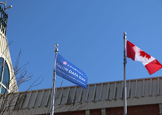 Image for article Canada : Des cérémonies de levée du drapeau dans quatre villes célèbrent le 33<SUP>e</SUP> anniversaire de la présentation publique du Falun Dafa