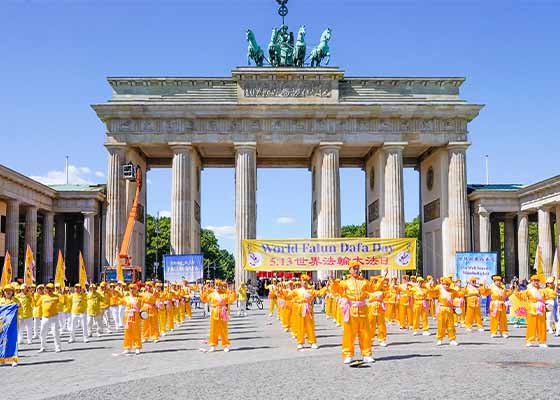 Image for article Berlin : Authenticité-Bienveillance-Tolérance est reconnu par le public lors de la Journée mondiale du Falun Dafa