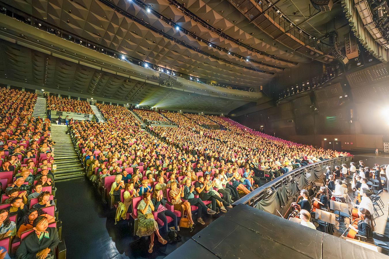 Image for article Shen Yun achève sa saison 2025 en France et aux États-Unis : « Propager la lumière »