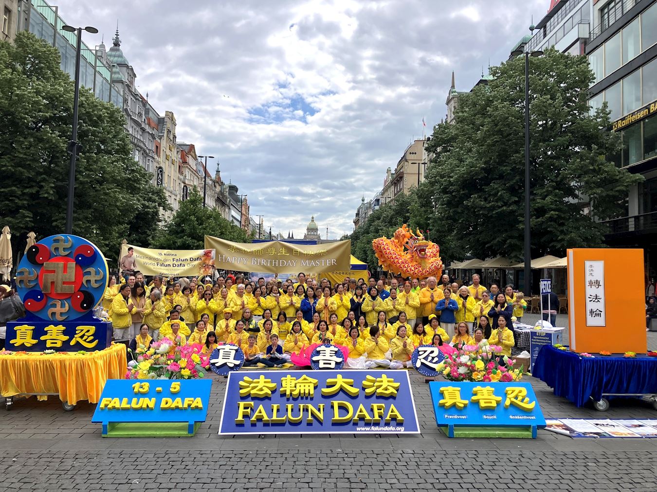 Image for article Prague, République tchèque : Célébration de la Journée mondiale du Falun Dafa