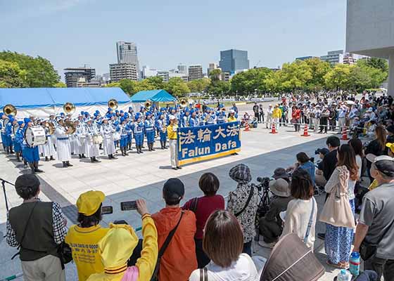 Image for article Hiroshima, Japon : Les pratiquants de Falun Dafa participent au Festival des fleurs d’Hiroshima