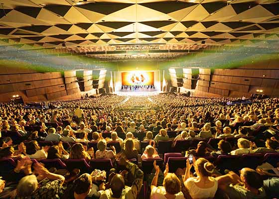 Image for article Les spectateurs d’Europe et d’Amérique apprécient Shen Yun : « Cela aide à unir les gens »