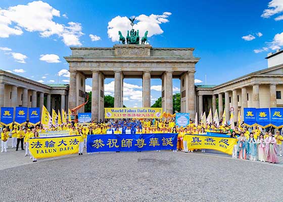 Image for article Berlin, Allemagne : Le défilé de la Journée mondiale du Falun Dafa impressionne les spectateurs (1re partie)
