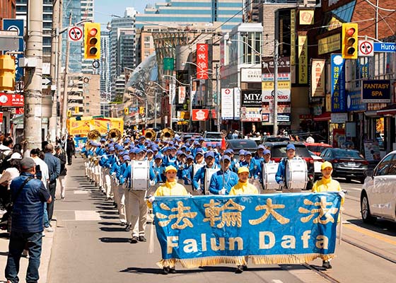 Image for article Rassemblement et défilé à Toronto pour célébrer la Journée mondiale du Falun Dafa (3e partie)