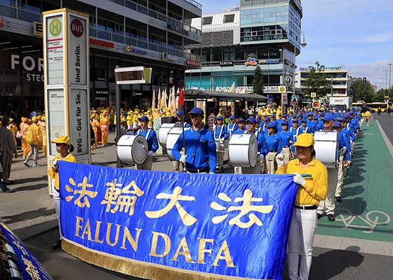 Image for article Berlin, Allemagne : Le défilé de la Journée mondiale du Falun Dafa impressionne les spectateurs (2<SUP>e</SUP> partie)