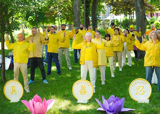 Image for article Kiev, Ukraine : Célébration de la Journée mondiale du Falun Dafa