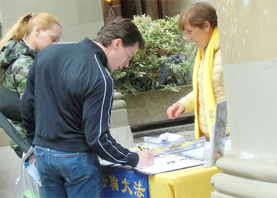 Image for article Genève, Suisse : Des représentants et des citoyens soutiennent le Falun Gong devant le Parlement