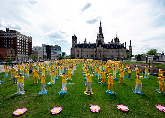 Image for article Ottawa, Canada : Des députés participent aux festivités de la Journée mondiale du Falun Dafa