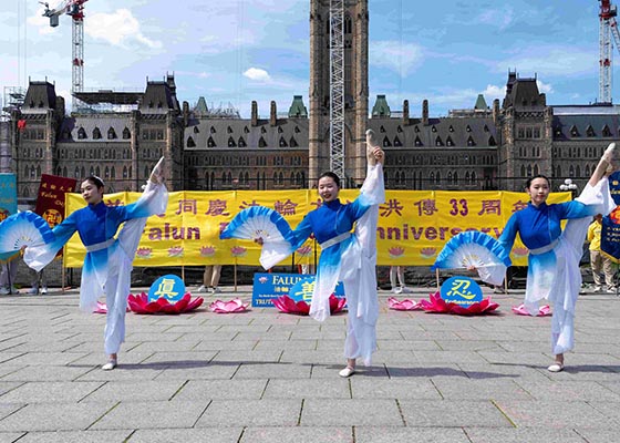 Image for article Les pratiquants de Falun Dafa de l’est du Canada célèbrent la Journée mondiale du Falun Dafa à la Colline du Parlement