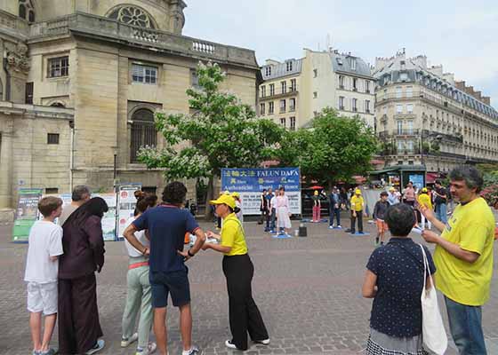 Image for article Paris, France : Présentation du Falun Dafa au public