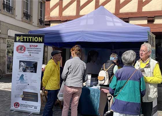 Image for article France : Des gens découvrent le Falun Dafa lors d’une manifestation à Quimper