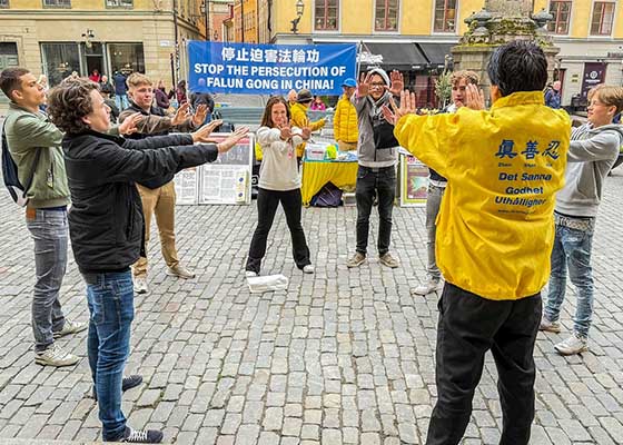 Image for article Des touristes suédois soutiennent le Falun Dafa et condamnent la persécution du PCC