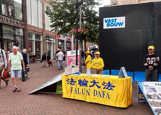 Image for article Pays-Bas : Promotion du Falun Dafa lors d’une journée d’information à Apeldoorn