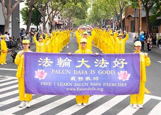 Image for article Californie, États-Unis : Les conseillers municipaux font l’éloge du Falun Dafa lors du défilé au Festival des cerises