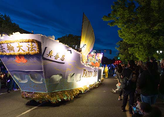 Image for article Portland, Oregon : Le char du Falun Dafa brille lors de la Starlight Parade