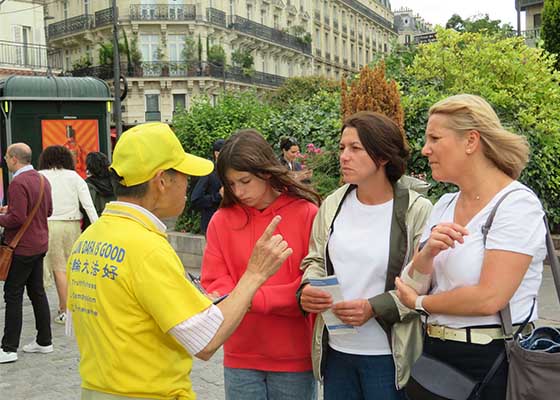 Image for article France : Les gens font l'éloge du Falun Dafa lors de deux activités à Paris
