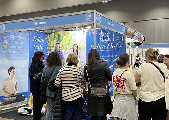 Image for article Australie : Les participants s’informent sur le Falun Dafa lors du festival « Mind Body Spirit » à Melbourne