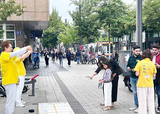 Image for article Allemagne : Les gens de Mannheim condamnent la persécution du Falun Dafa