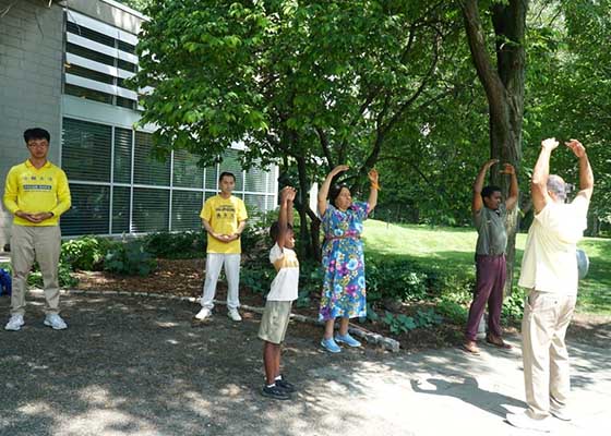 Image for article Philadelphie, États-Unis : Les pratiquants de Falun Dafa invités à faire la présentation des exercices à la bibliothèque Lovett Memorial