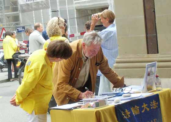 Image for article Genève, Suisse : Les pratiquants de Falun Dafa remercient les membres du Conseil municipal pour leur soutien