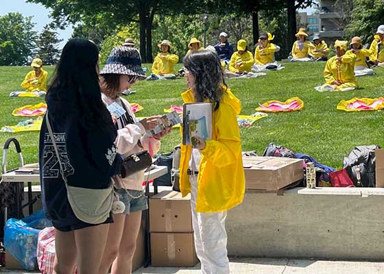 Image for article Toronto, Canada : Présentation du Falun Dafa au Festival international de la course des bateaux-dragons
