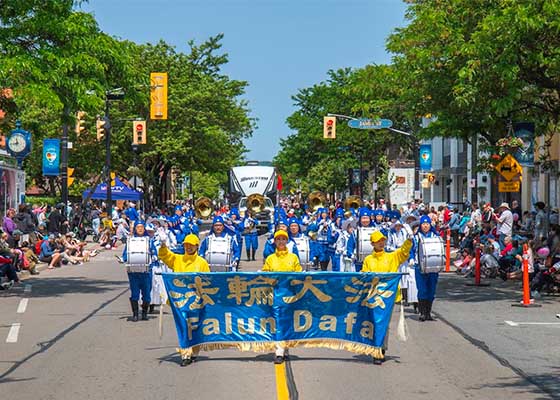 Image for article Toronto, Canada : Des habitants locaux font l’éloge du Falun Dafa lors des défilés