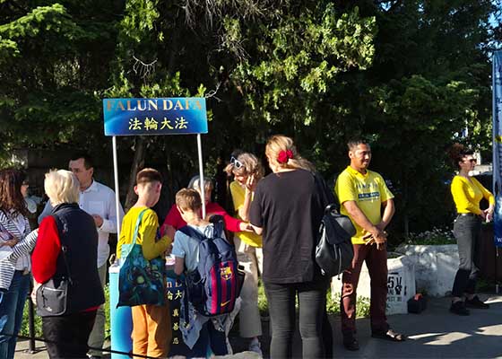 Image for article Roumanie : Des personnes expriment leur soutien au Falun Dafa lors de manifestations publiques