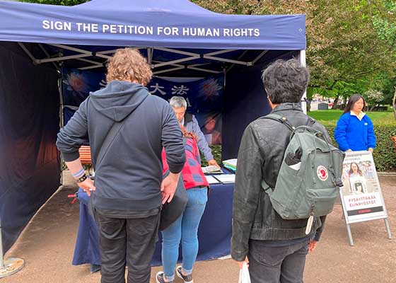 Image for article Finlande : Lors de la célébration de la journée d’Helsinki, les gens se renseignent sur le Falun Dafa et expriment leur soutien