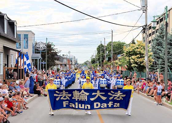 Image for article Canada : Le Falun Dafa chaleureusement accueilli au défilé de la Fête nationale du Québec à Valleyfield