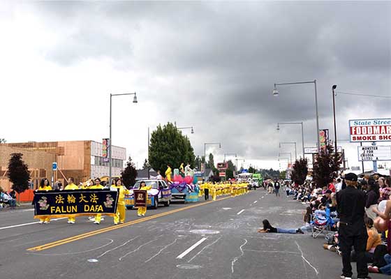 Image for article État de Washington, É.-U. : Le Falun Dafa chaleureusement accueilli au défilé du festival de la fraise de Marysville