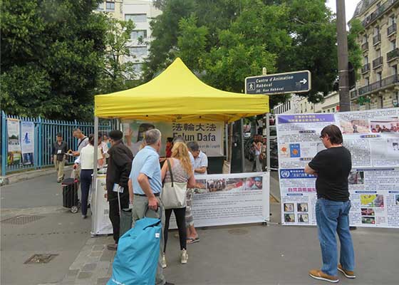 Image for article Paris, France : Des personnes de tous horizons s’informent sur le Falun Dafa lors de journées d’information