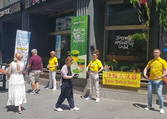 Image for article Roumanie : La population condamne la persécution du Falun Dafa lors d’activités à Bucarest et à Constanța