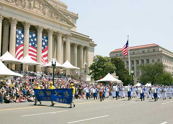 Image for article Washington D.C., États-Unis : Les pratiquants de Falun Dafa accueillis au défilé du Jour de l’Indépendance